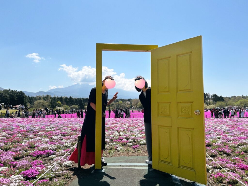 幸せの黄色い扉で記念撮影