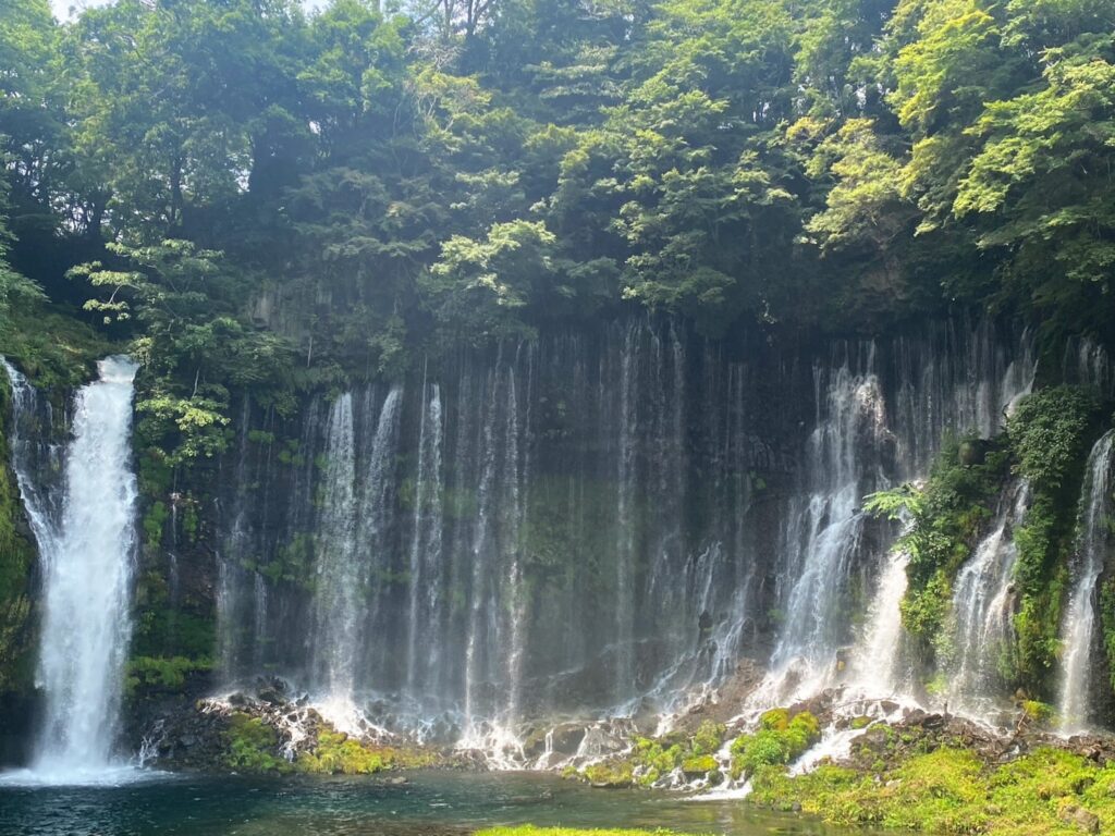 間近で見る白糸ノ滝