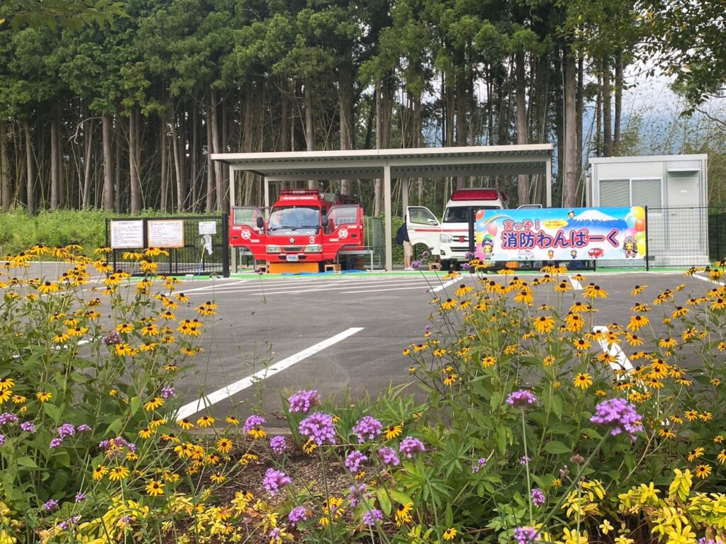 白糸自然公園にある消防車と救急車の展示