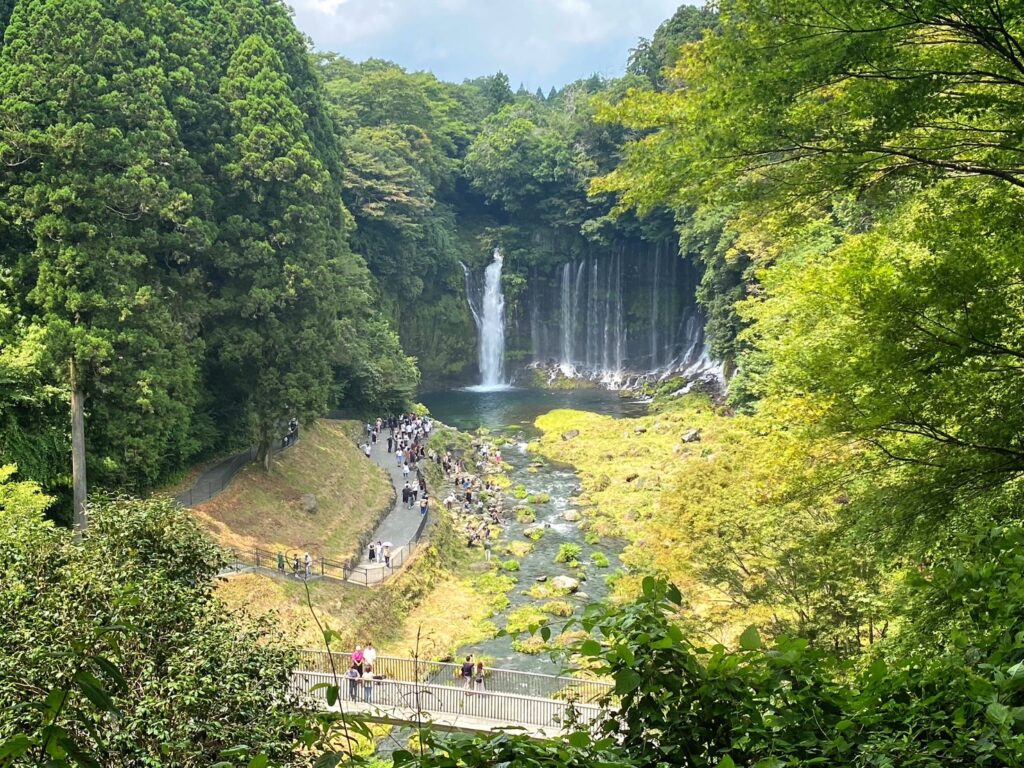 遠くから見た白糸ノ滝