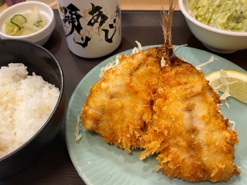 アジフライ定食（アジ1枚）と緑のタルタルソース