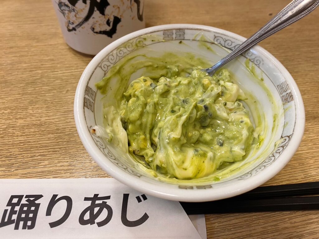 マヨネーズ、ゆで卵、
炒りごま、玉ねぎ、茎わさび、
生のわさび、静岡茶が入った緑のタルタルソース