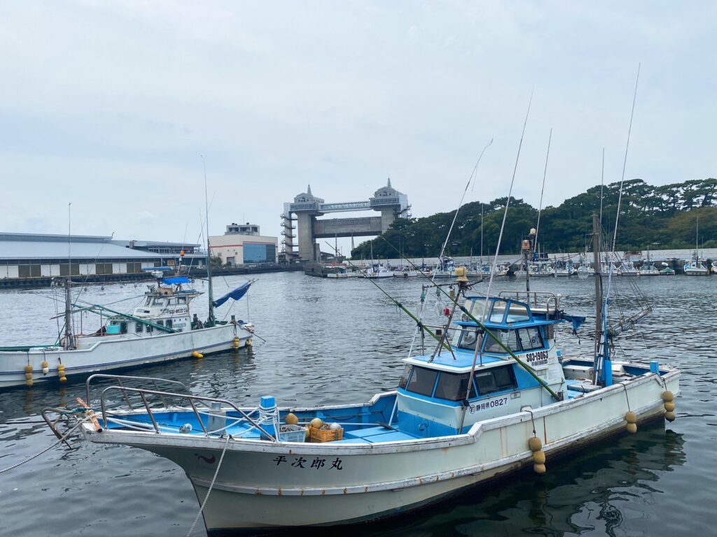 沼津港に浮かぶ船