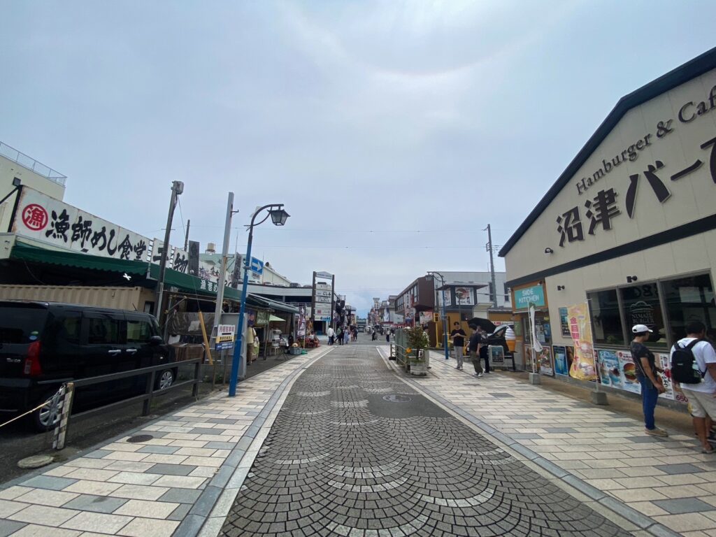 沼津港の飲食店街の様子