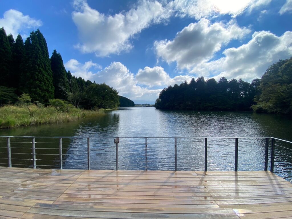 テラスと湖と自然の風景