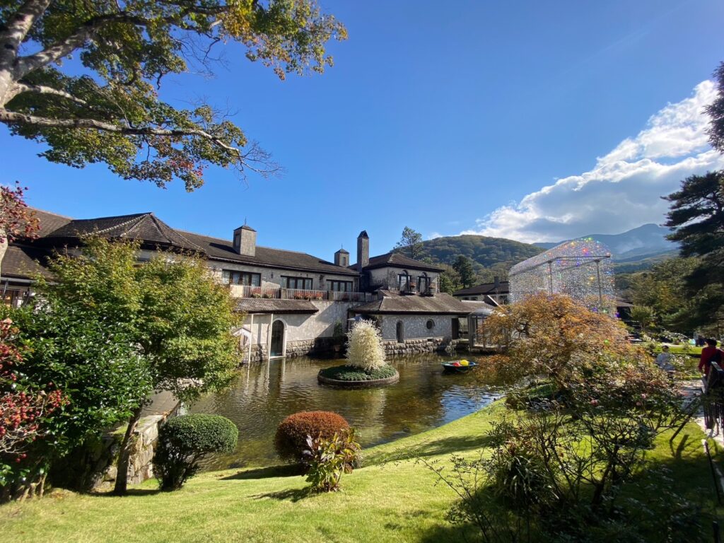 ガラスの森美術館の美しい園庭