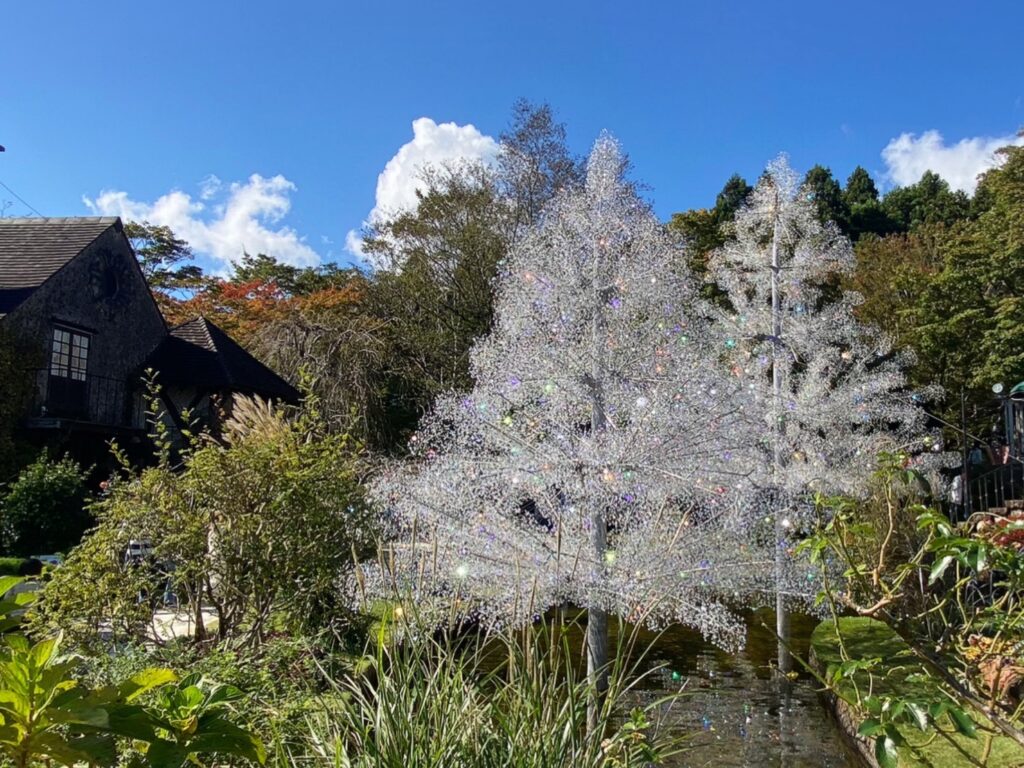 高さ10ｍと８ｍのクリスタルツリー