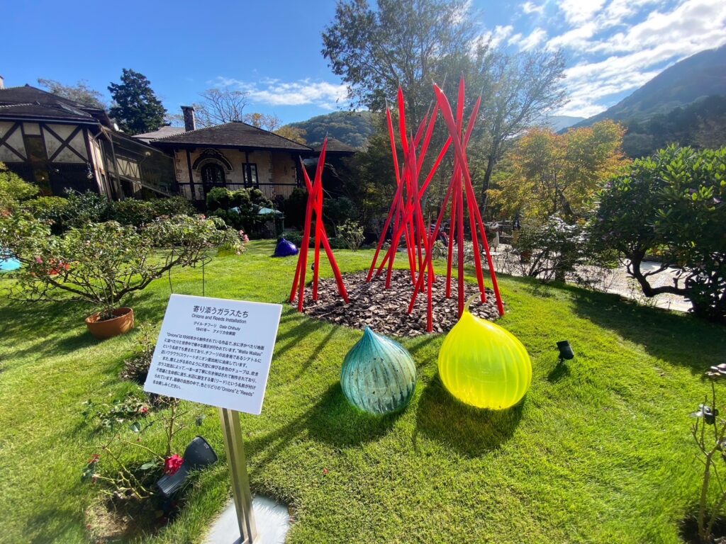 寄り添うガラスの芸術作品、