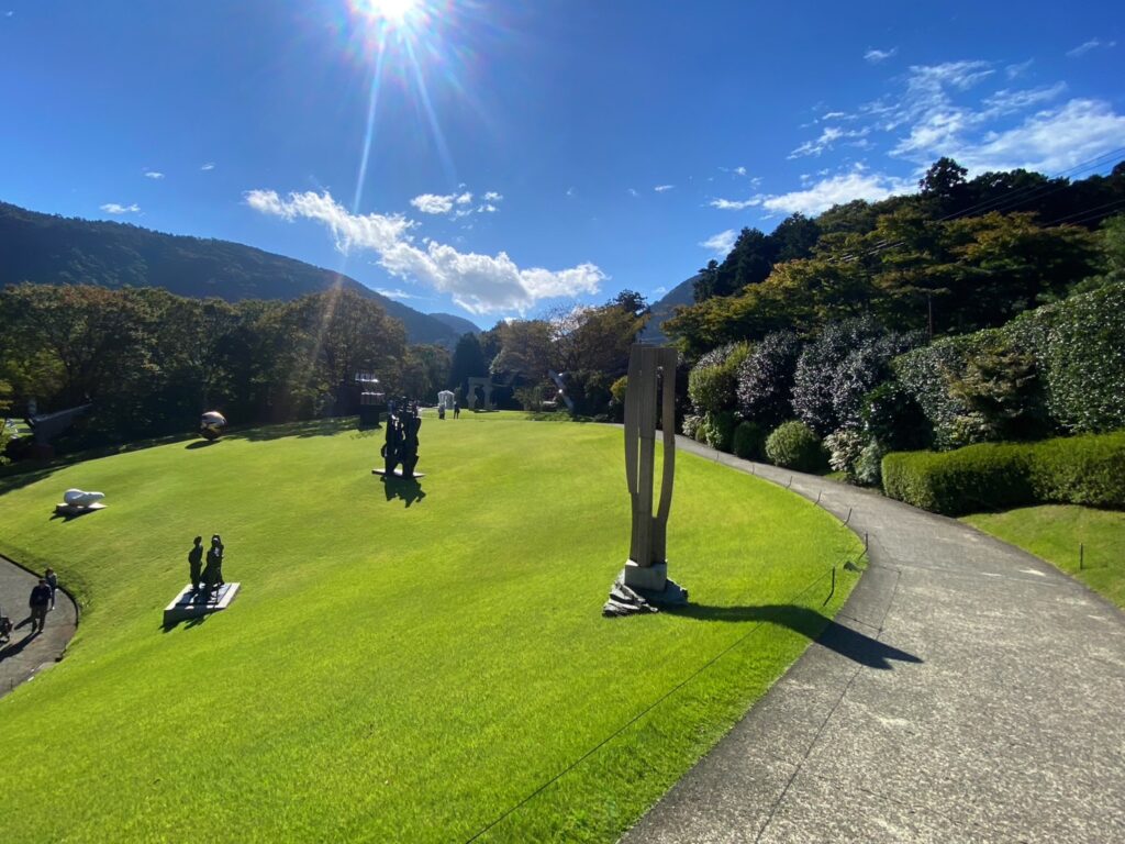 広い敷地内は芸術に溢れている