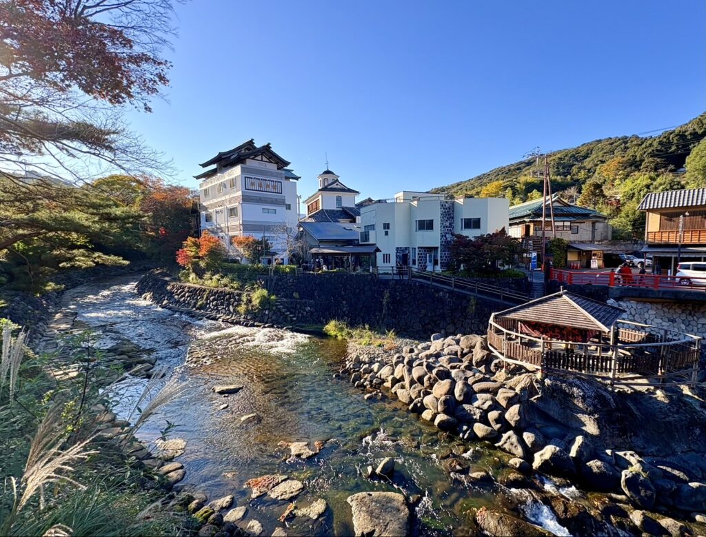 川岸にある「河原湯」で「とっこの湯」を見ながら足湯に浸かれます