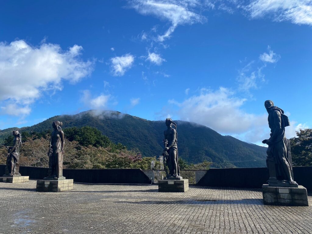 立派な彫刻が点在