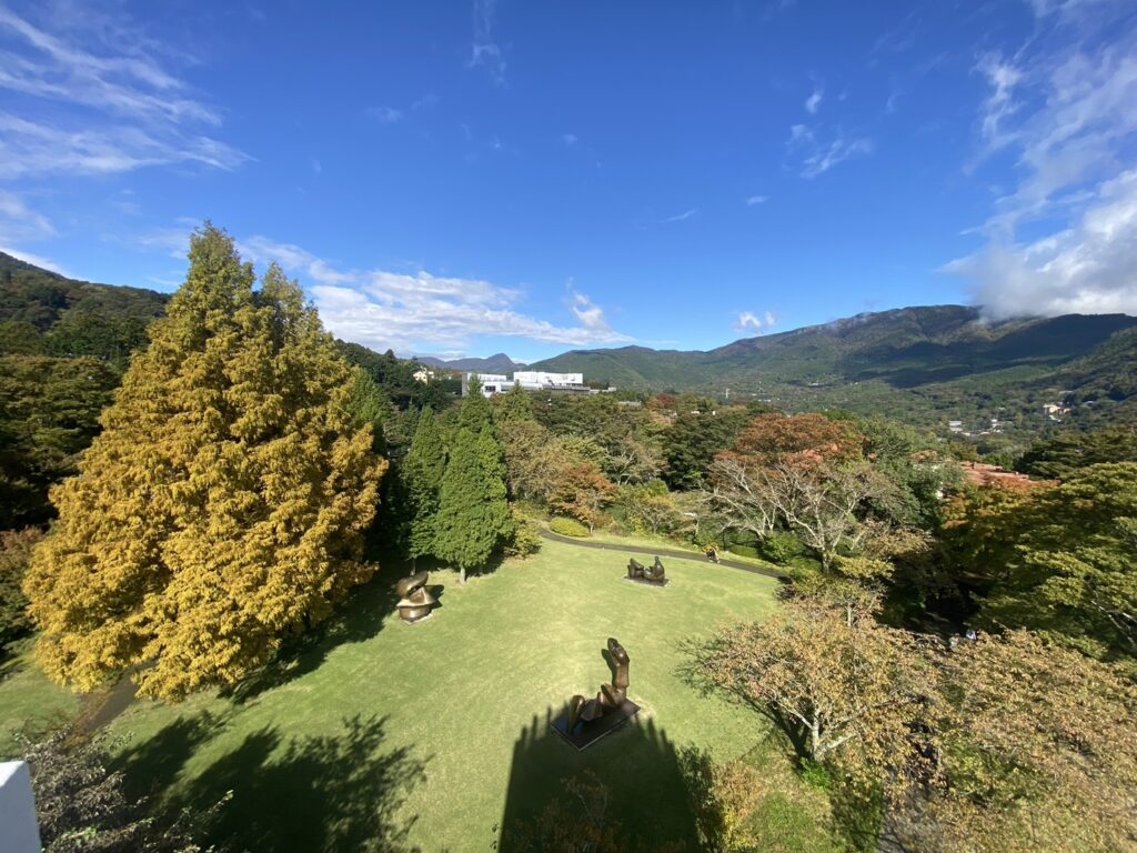 塔の上からは美術館が見渡せ、箱根の山々が見えます