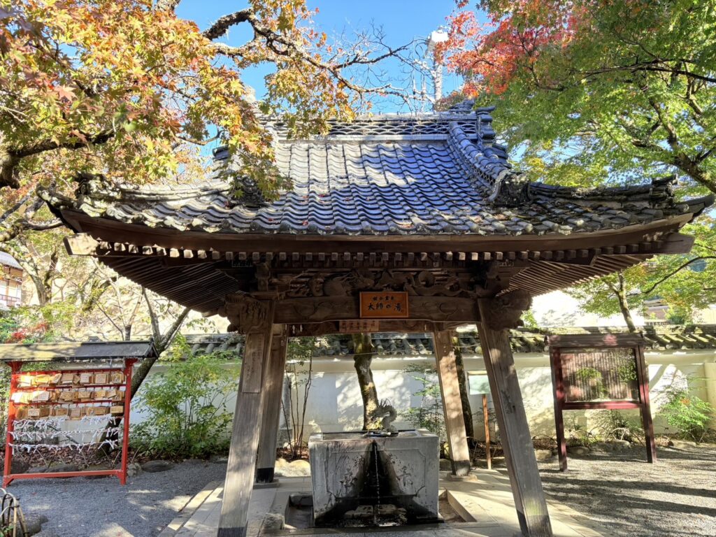 手水舎が温泉のお湯