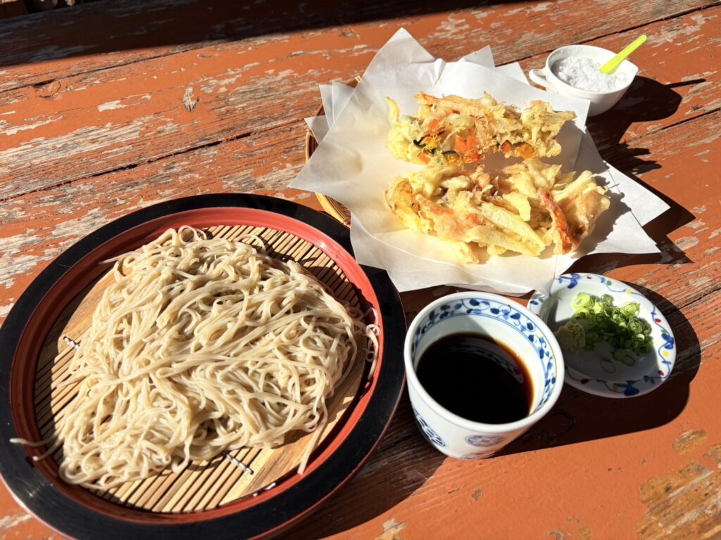 ざる蕎麦と山芋と野菜のかきあげ