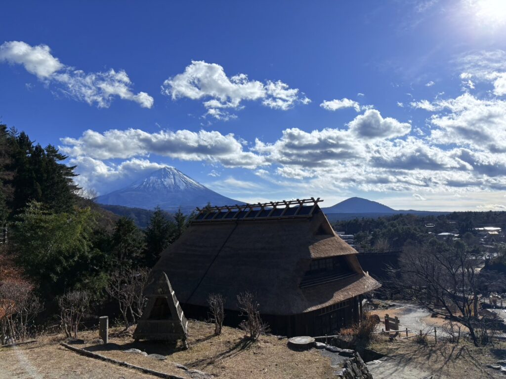 休憩できる茅葺き屋根の家からの眺め