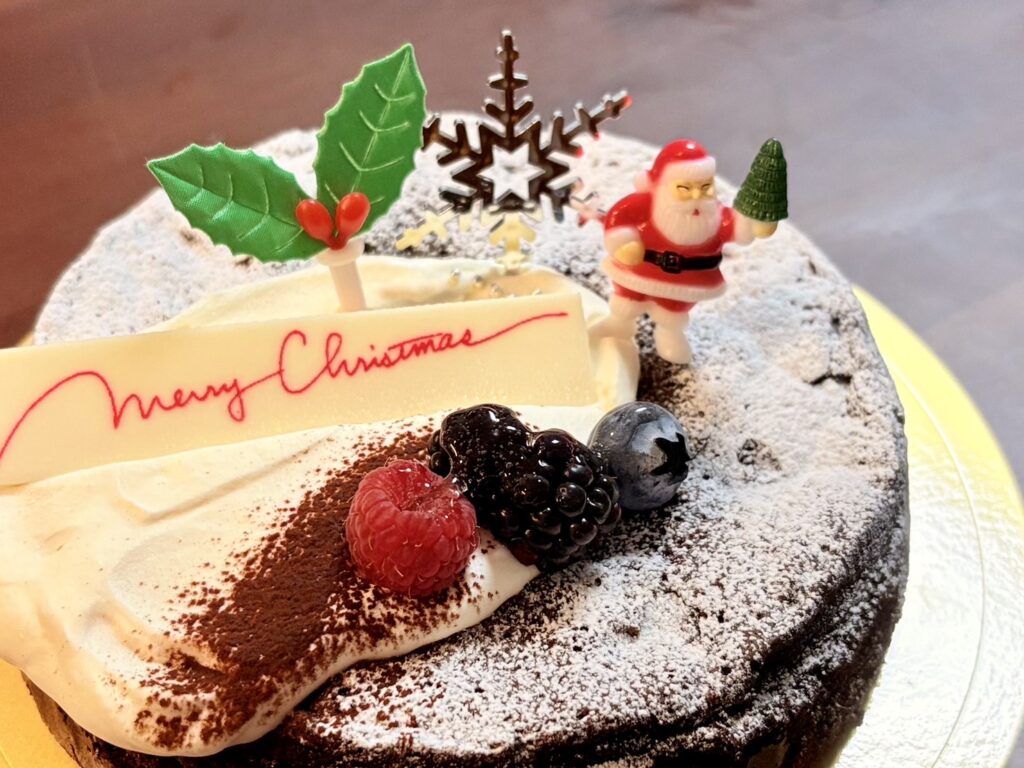 ガトーショコラのシンプルなクリスマスケーキ。サンタさんもいます。