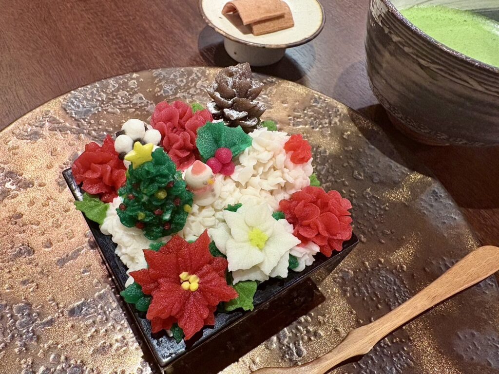 クリスマスバージョンの花餡ケーキはあんこの芸術的模様と下にはショートケーキ。薄茶といただきます。