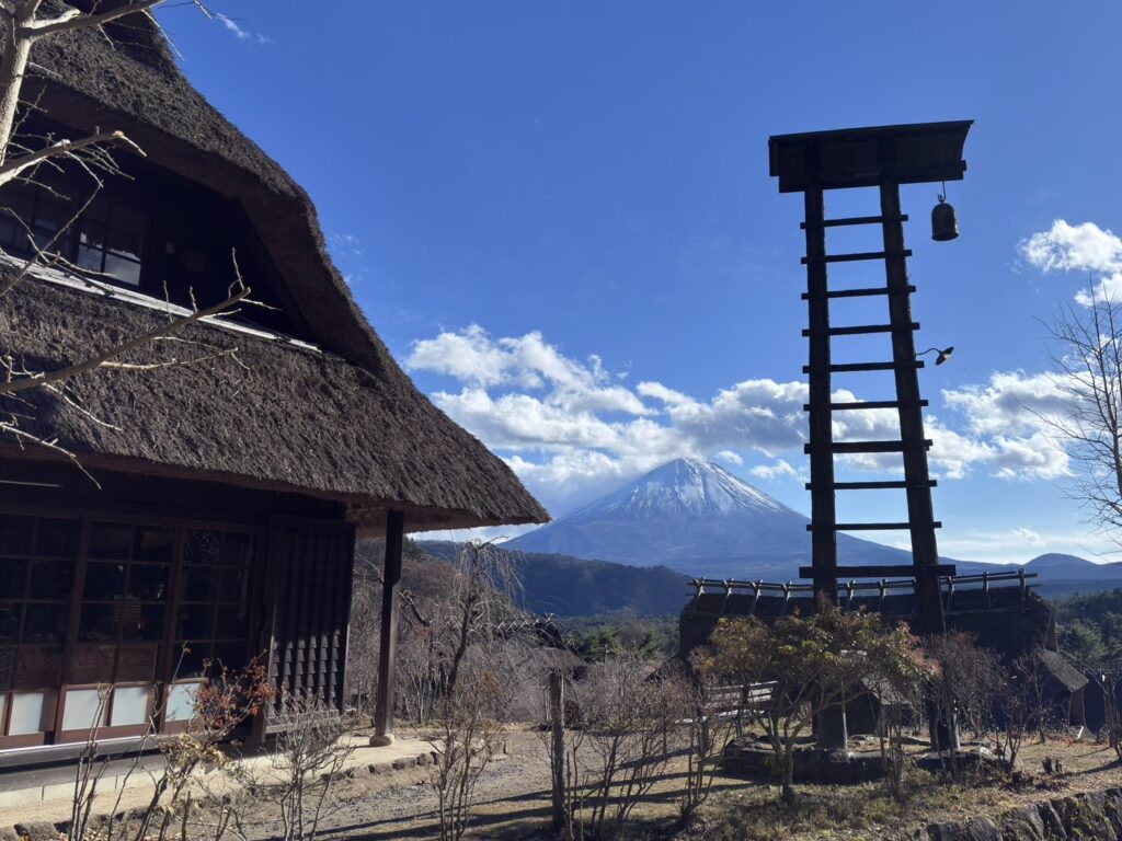 火の見やぐらと富士山