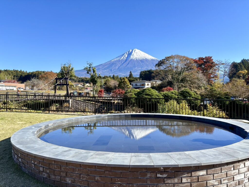 水盤に映る逆さ富士