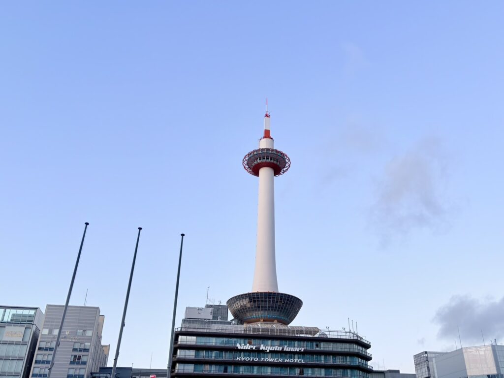 青空にそびえ立つ京都タワー