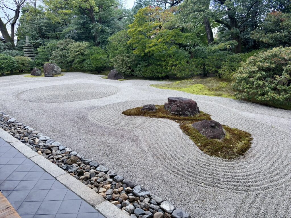 整えられた石庭の模様が美しい