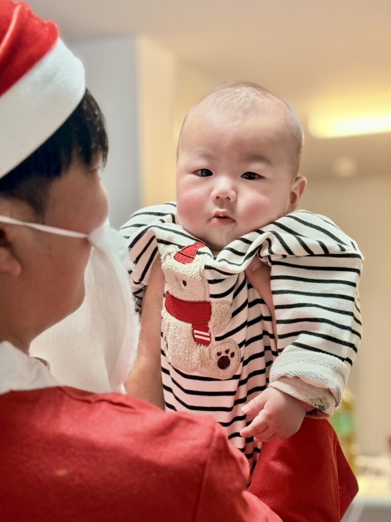 パパサンタクロースに戸惑う表情の可愛い赤ちゃん