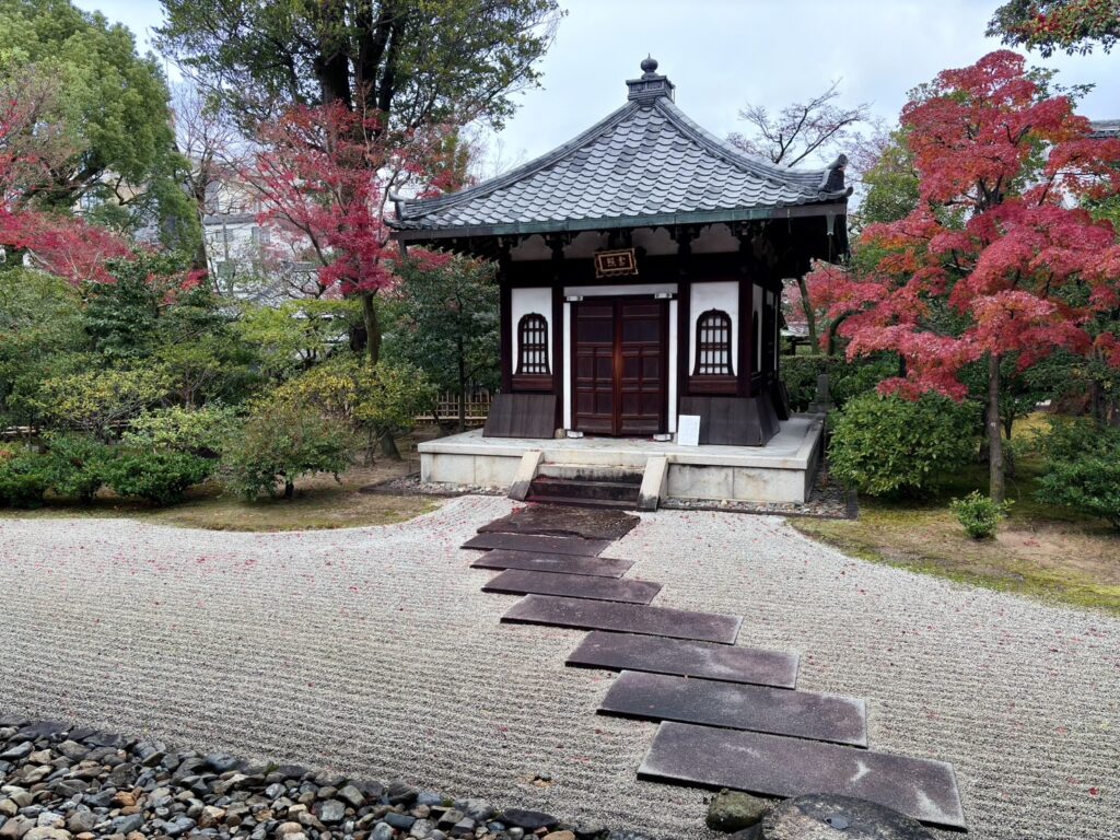 枯山水庭と紅葉