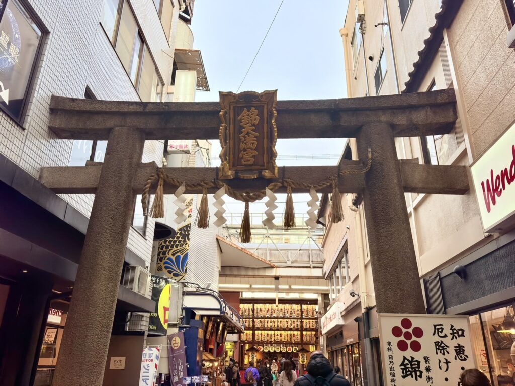 鳥居が左右のビルに突き刺さっている様子