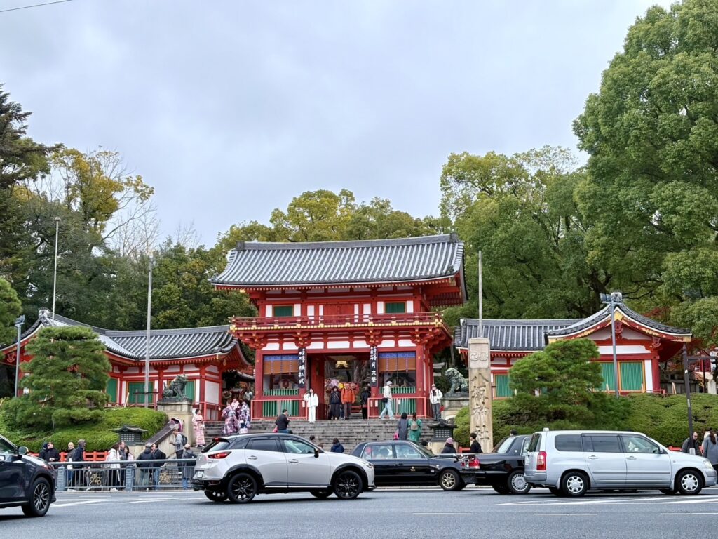 交通量も観光客もひときわ多い八坂神社前