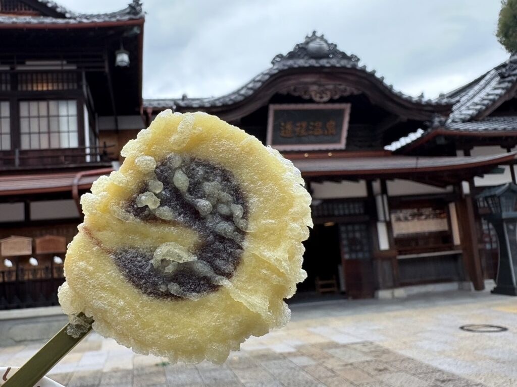 ロールケーキのような見た目のタルトを天ぷらにしています。