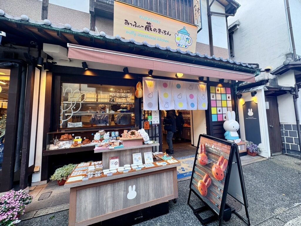 お店の外観もミッフィーのだらけ