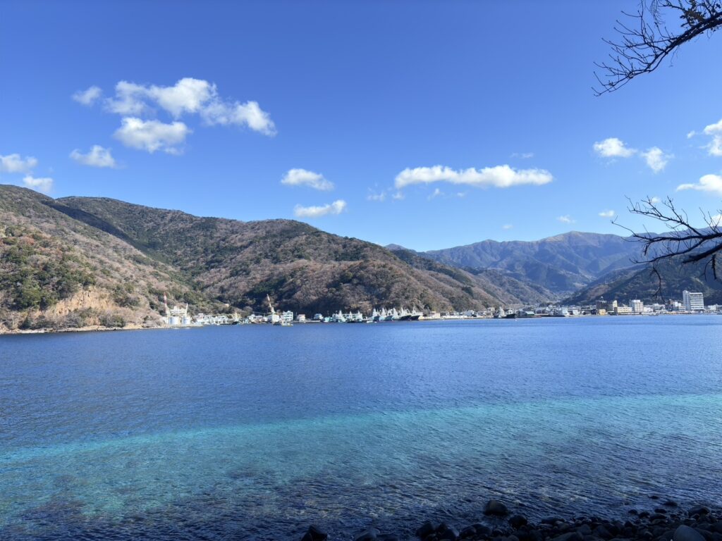 青い空、山々と光により変わる海の青い色