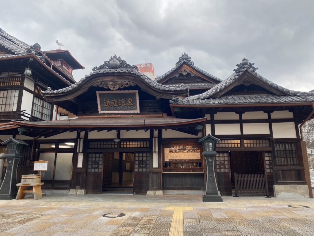 重厚感ある立派な道後温泉本館。