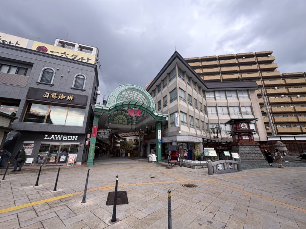 道後温泉街駅前の広場、ハイカラ通りの入口です。