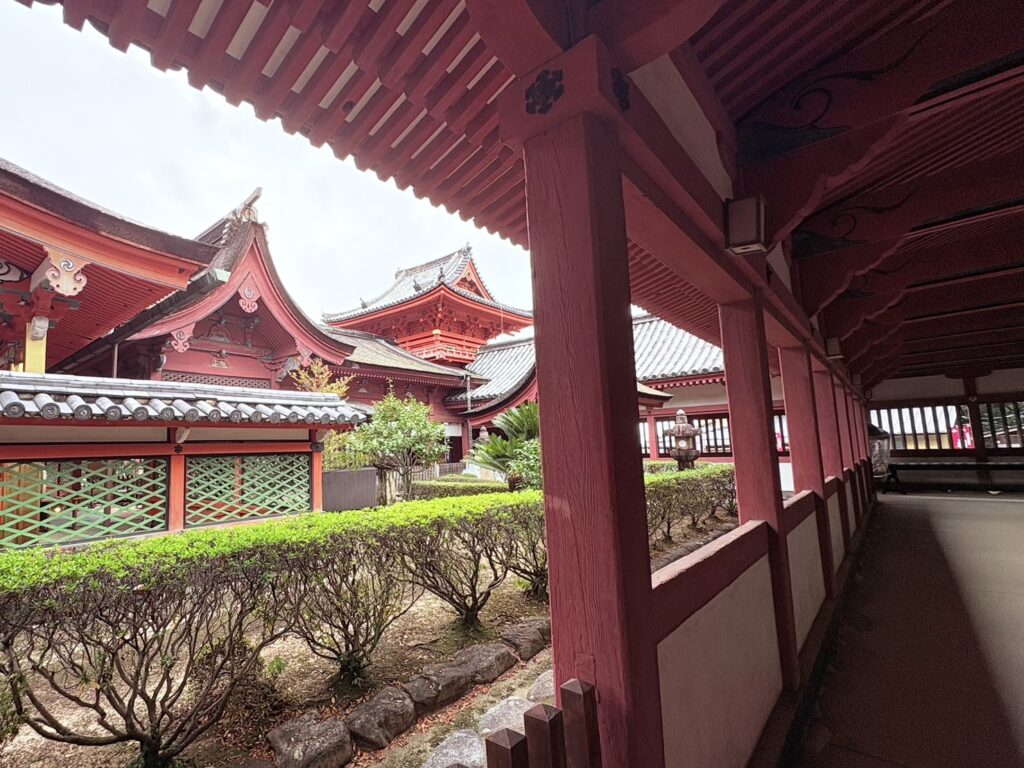 日本三大八幡造の神社の一つで、国の重要文化財に指定されている伊佐爾波神社は朱色が鮮やかです。