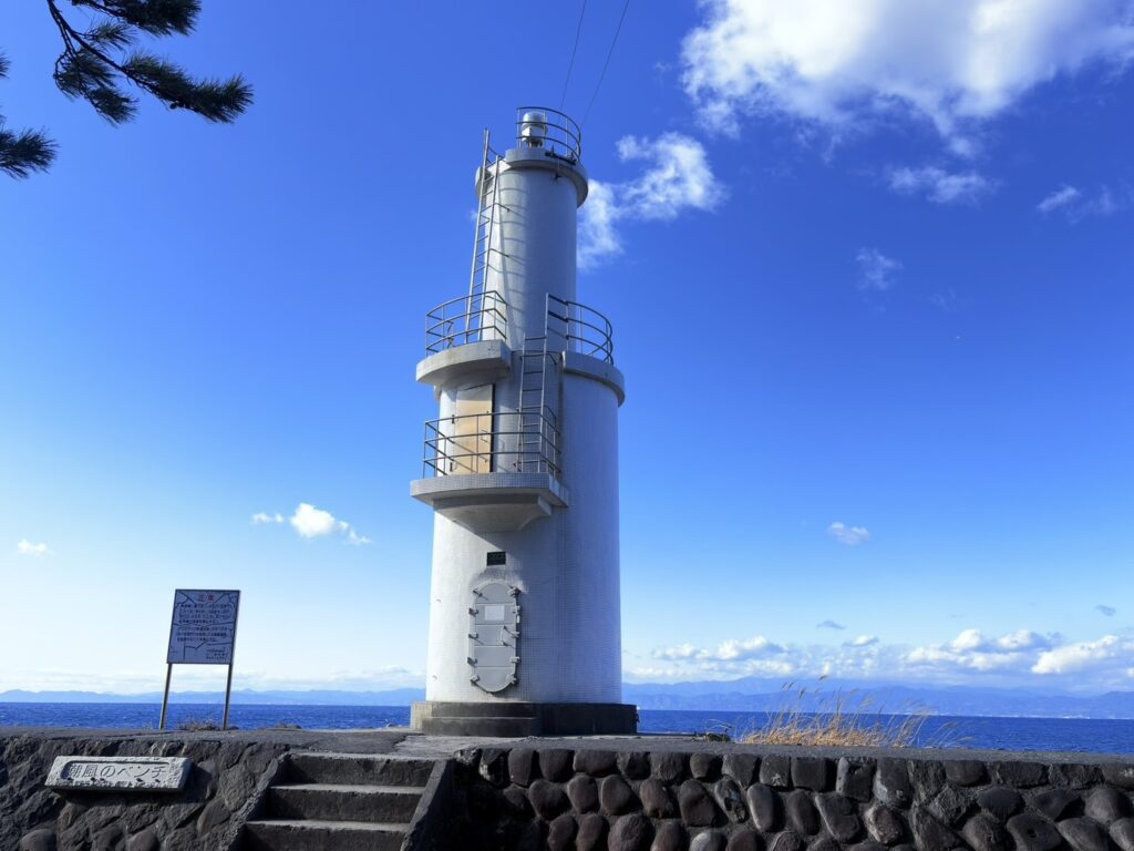 真っ白い灯台と青い空と海のコントラストの美しい戸田灯台