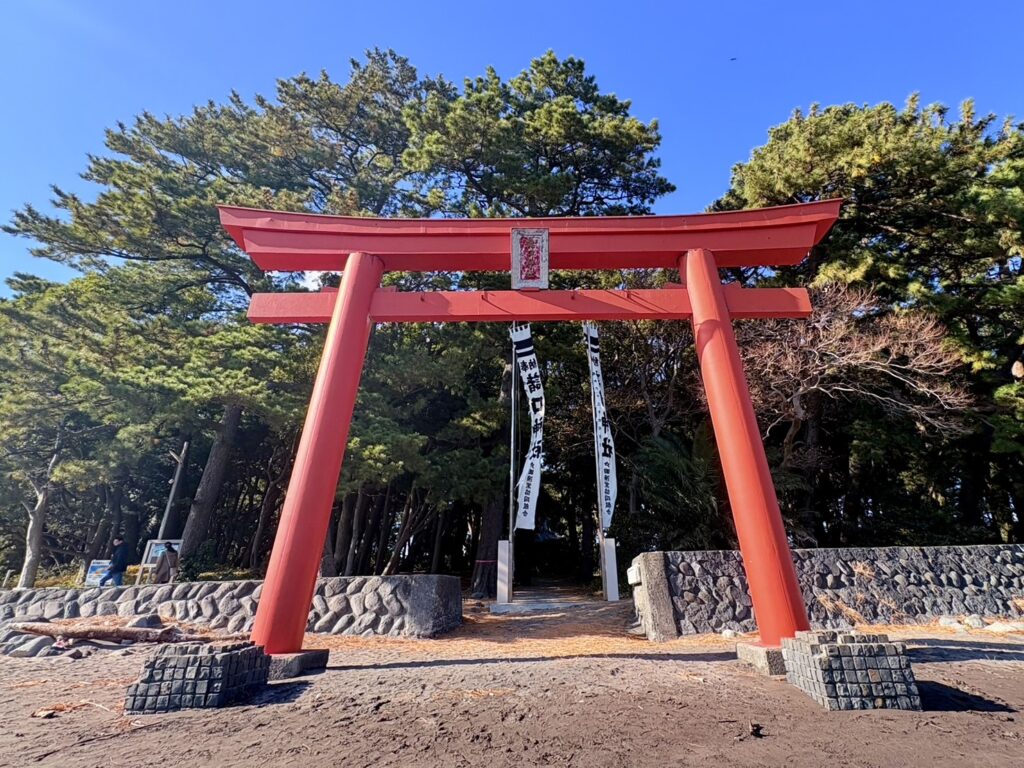 鎮座する大きな赤い鳥居