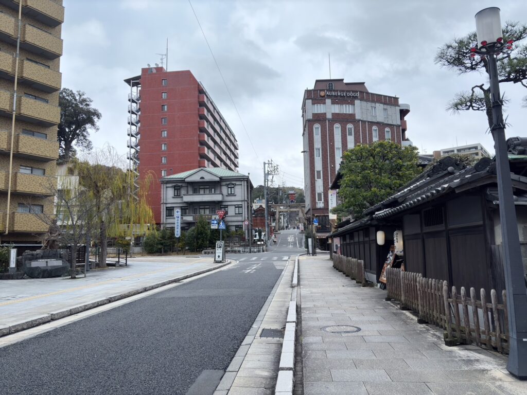 道後温泉駅から真っすぐ正面の道の先に伊佐爾波神社が見えています。