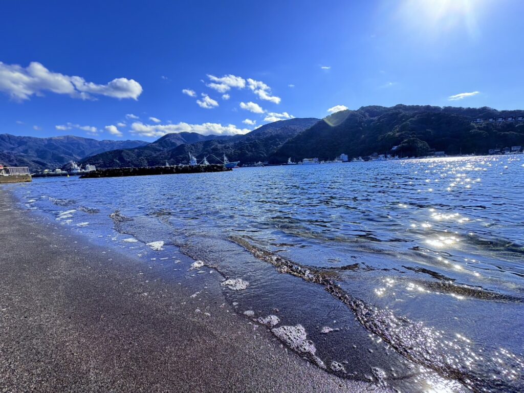 キラキラ輝く海水と波