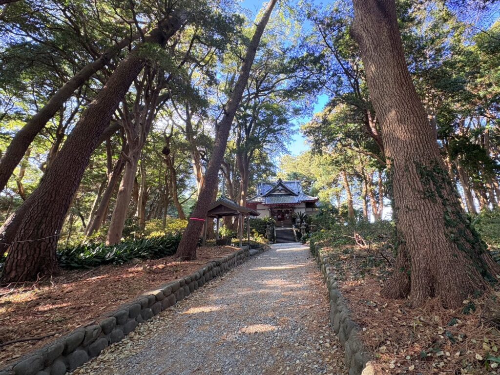 自然の中にある小さな神社