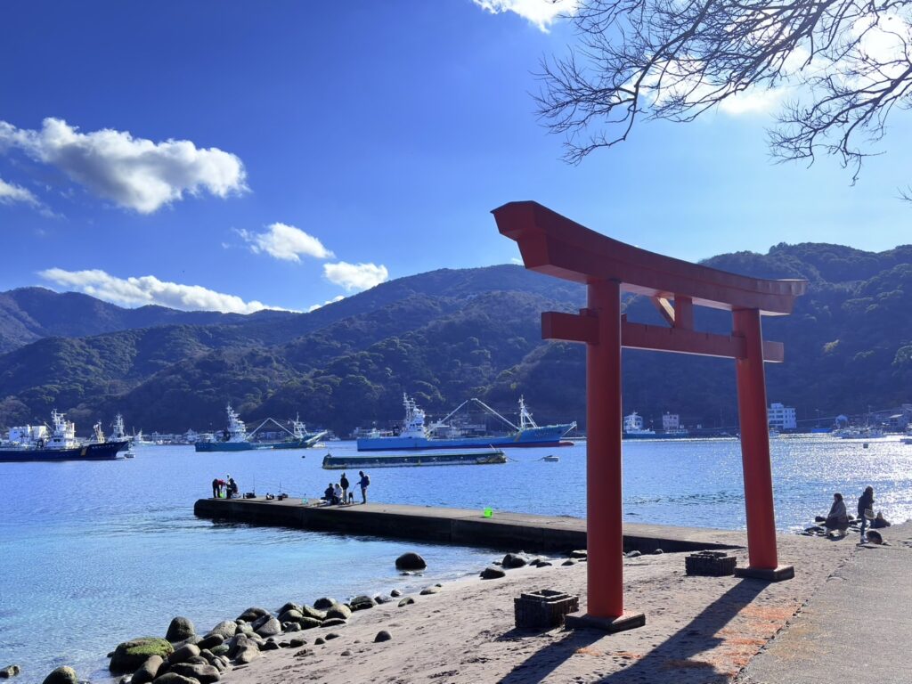 諸々の幸せの入り口と言われている赤い鳥居が印象的な諸口神社と周辺の美しい自然の景色