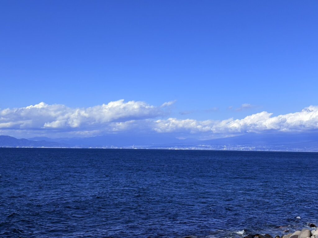 戸田灯台から見た、青い空と海