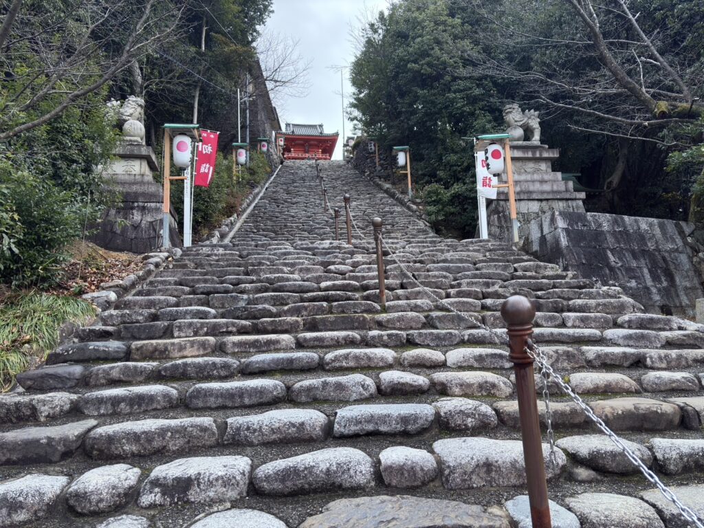 石段が135段あります。その先に神社が見えています。