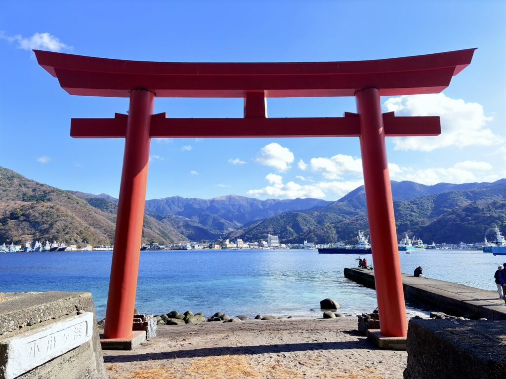 赤い鳥居と海、山々、空や雲の相性が良い風景