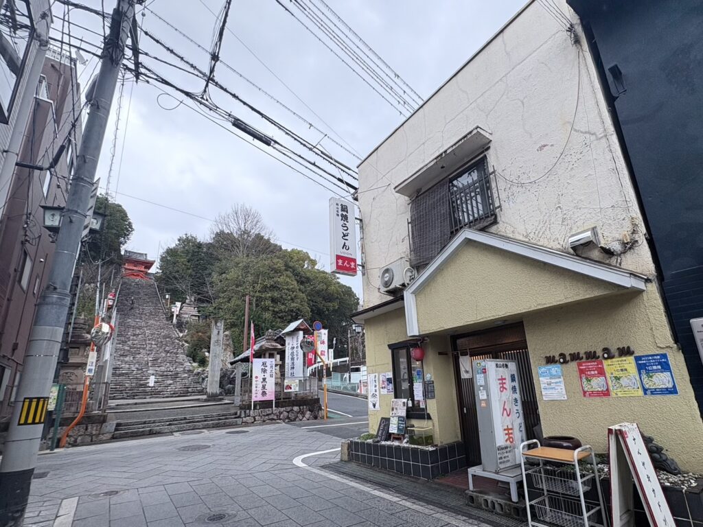 鍋焼きうどんのお店、まんまは、外見も店内も昭和レトロです。