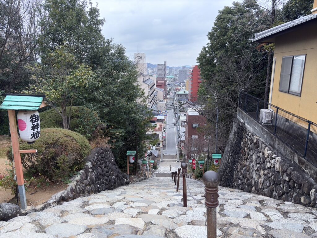 登った石段から見える風景は、道後温泉街と遠く向かいの山頂に松山城も見えます。