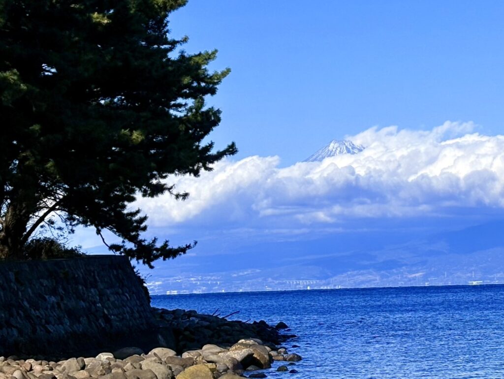 雲が流れ少し富士山が見えました